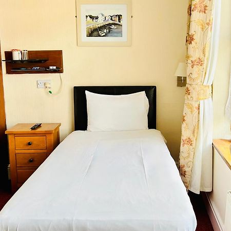 The Columbia Hotel Веллингборо Экстерьер фото
