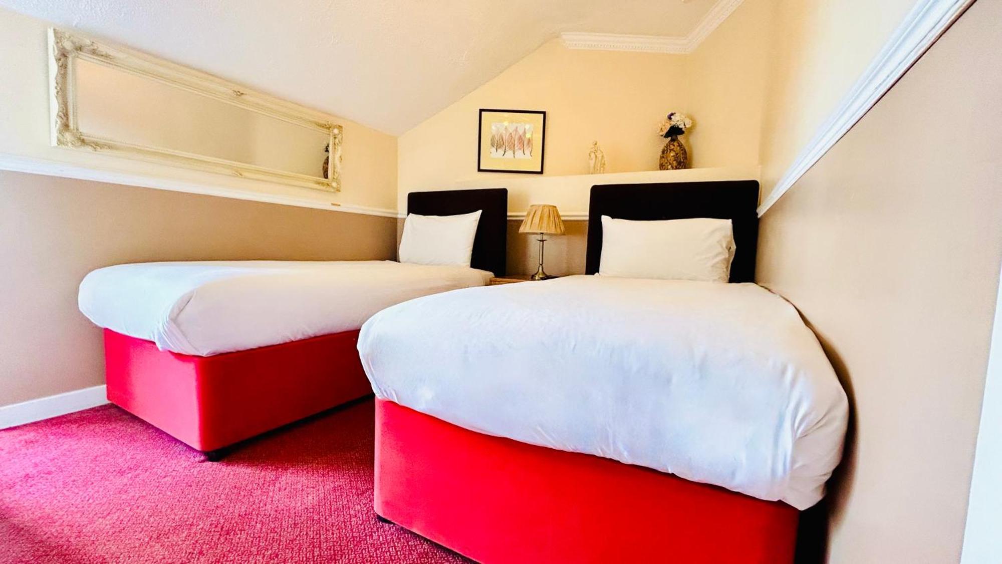 The Columbia Hotel Веллингборо Экстерьер фото