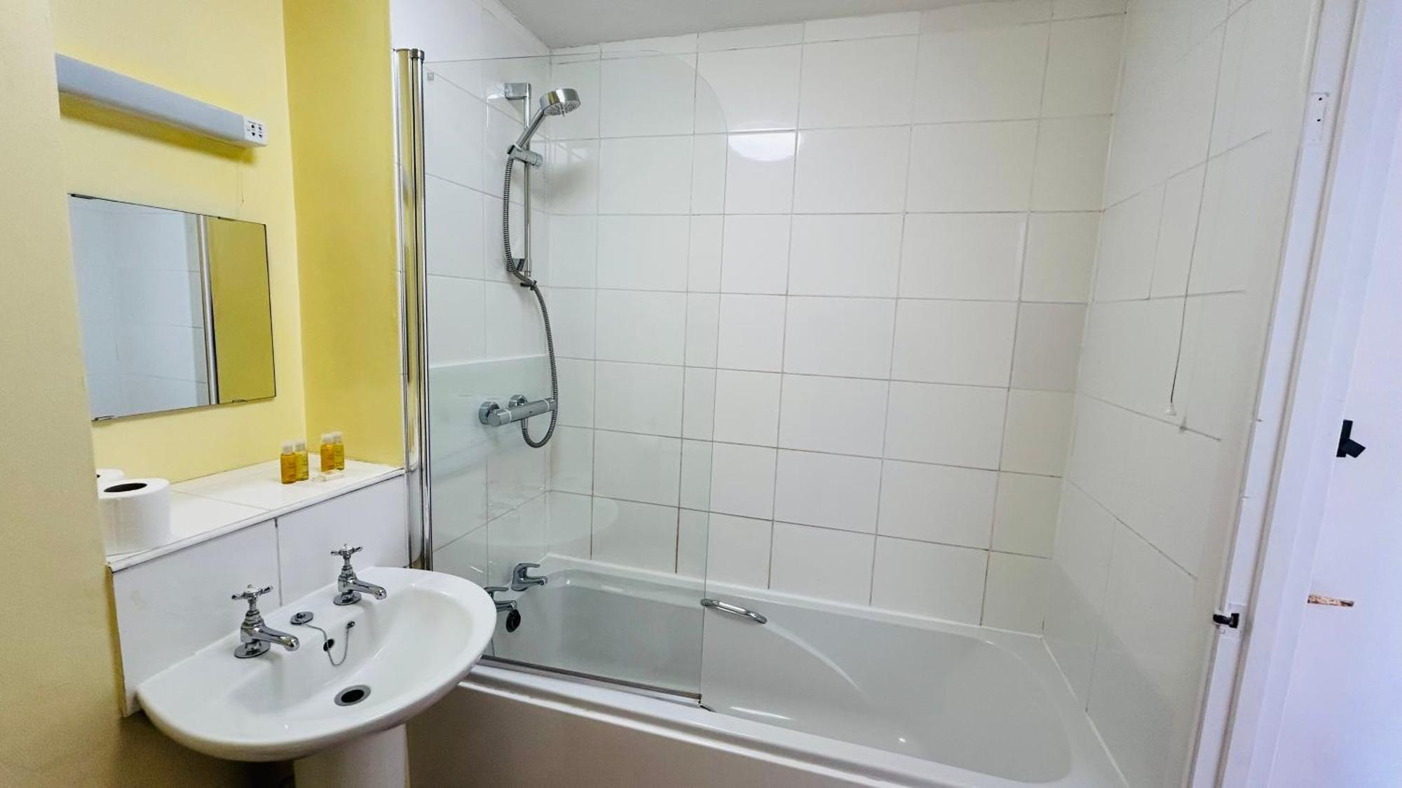 The Columbia Hotel Веллингборо Экстерьер фото