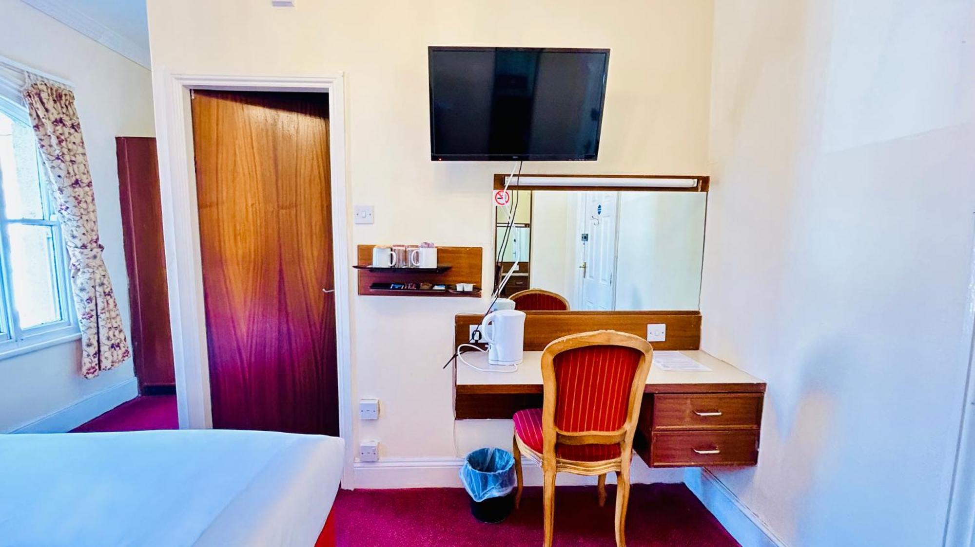 The Columbia Hotel Веллингборо Экстерьер фото